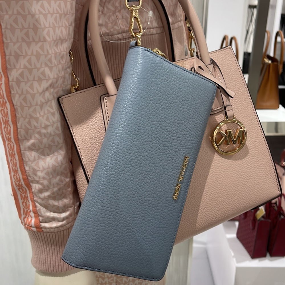 Michael Kors Jet Set Travel Large Travel CONTINENTAL 
Pale Blue - Picture 15 of 16